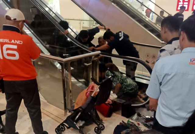 Pakai Sendal Karet, Kaki Bocah Dua Tahun Tersangkut di Eskalator