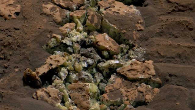 Robot Penjelajah Tak Sengaja Lindas Batu di Mars, Temukan Kristal Super Langka