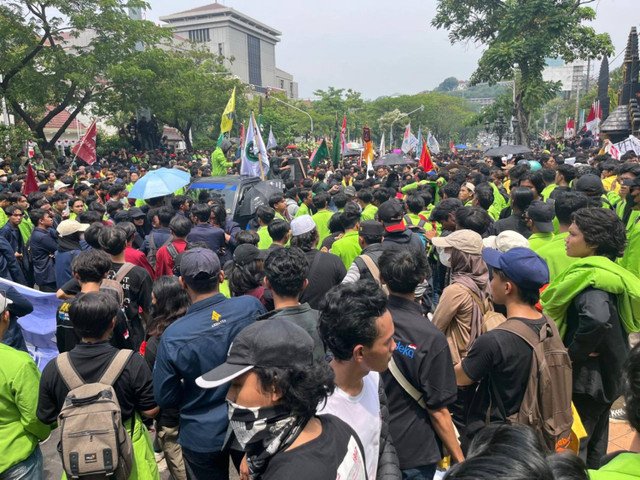 Demo Ricuh, Massa Jebol Pagar dan Lempari Botol Gedung DPRD Jateng