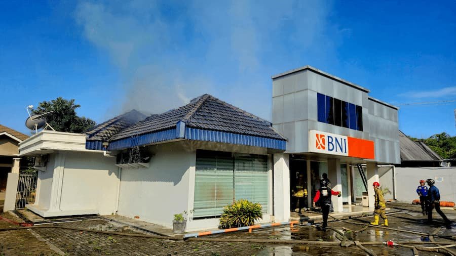 Ruang Kerja KCP Bank BNI Jalan Majapahit Terbakar, Plapond Ambruk Uang di Brangkas Masih Dicek