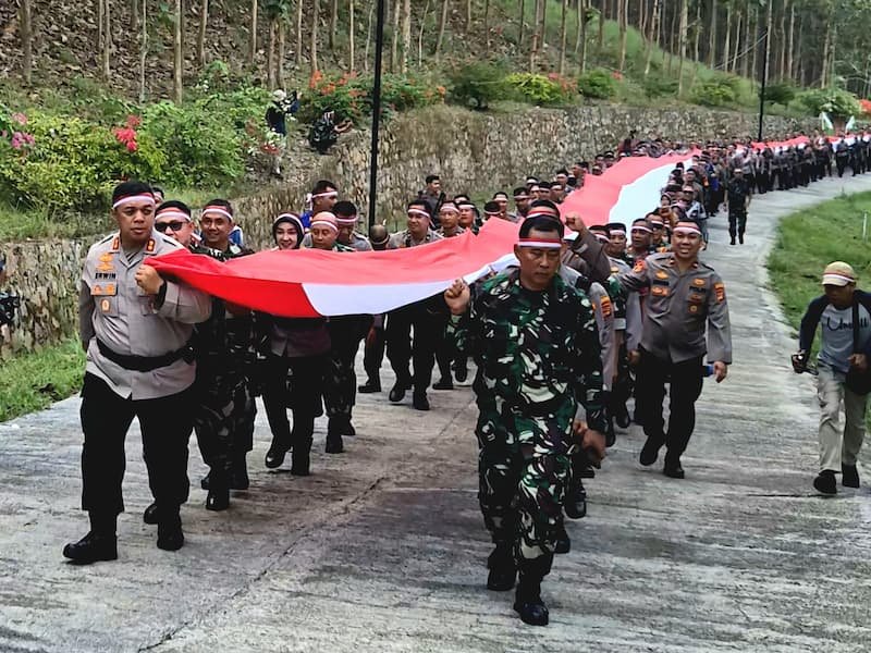 200 Personel TNI dan Polri Kompak Kibarkan Bendera Merah Putih Sepanjang 79 Meter di Bukit Aslam