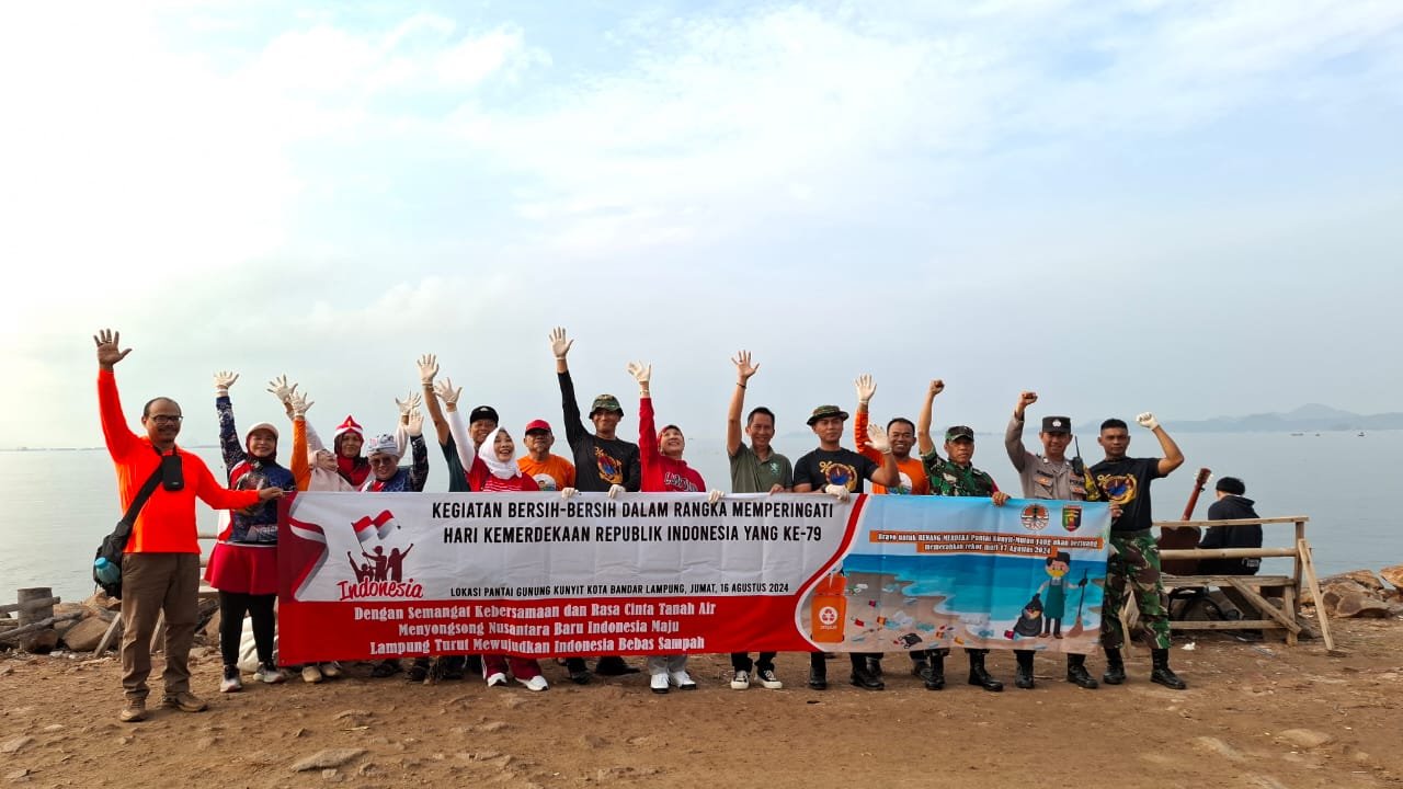 Sinergitas Brigif 4 Marinir BS dan Komunitas Renang Antar Pulau Bersih Bersih Pantai Kunyit