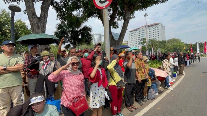 Momen Warga Ikut Hormat Saat Upacara Pengibaran Bendera di Depan Istana Merdeka