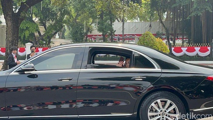 Wapres Maruf Amin Lambaikan Tangan Sapa Warga  di Depan Istana Merdeka