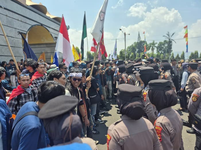 Ribuan Mahasiswa di Lampung Gelar Aksi di Gedung DPRD Lampung