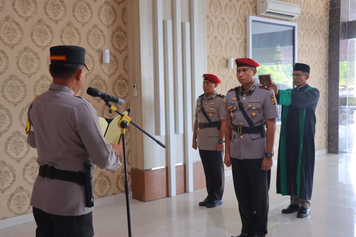 Kapolresta Pimpin Sertijab Kasatreskrim Kompol Dennis Arya Putra kepada Kompol M Hendrik