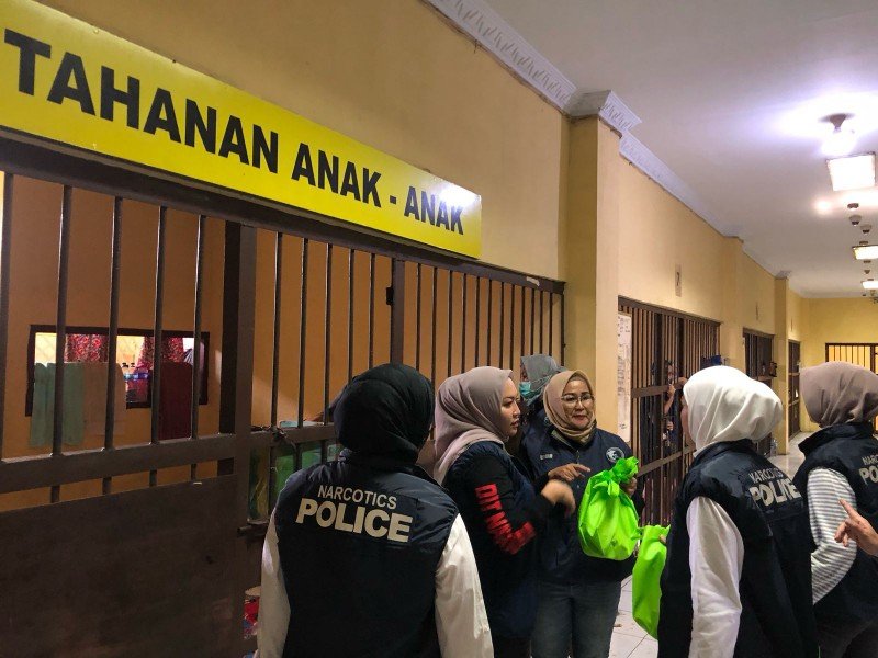 Sepekan Berpuasa, Polwan Ditres Narkoba Polda Lampung, Bagikan Nasi Kotak Untuk Tahanan.