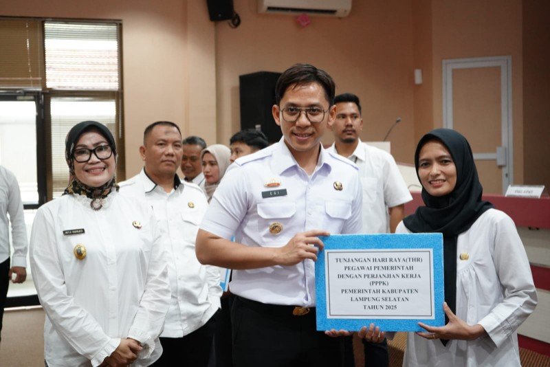 THR ASN Pemkab Lamsel Cair, Bupati Lamsel, Radityo Egi Pratama : Semoga THR Ini Menjadi Kado Di Lebaran