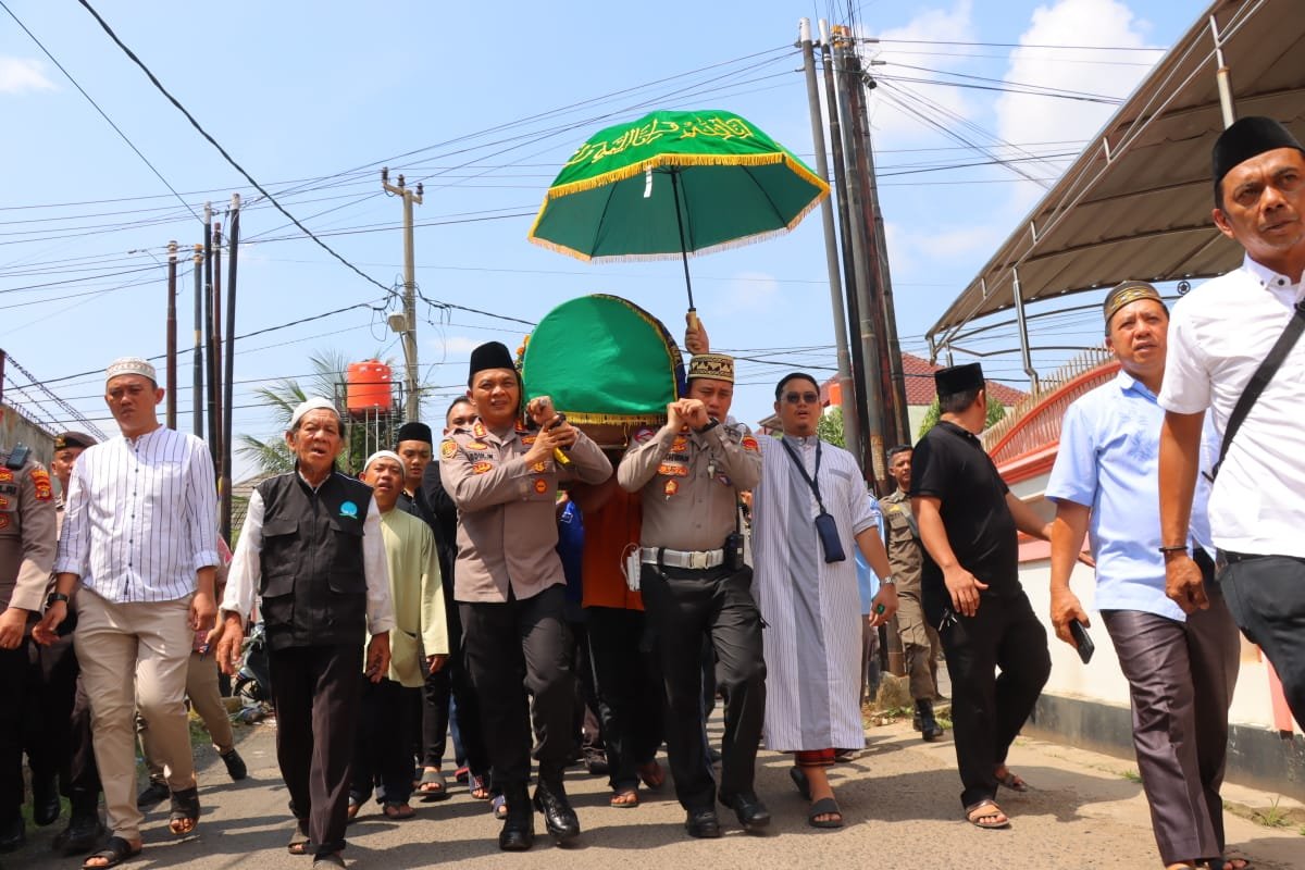Kapolresta Ikut Usung Keranda Jenazah Tokoh Kharismatik NU Lampung K.H. M. Arief Mahya
