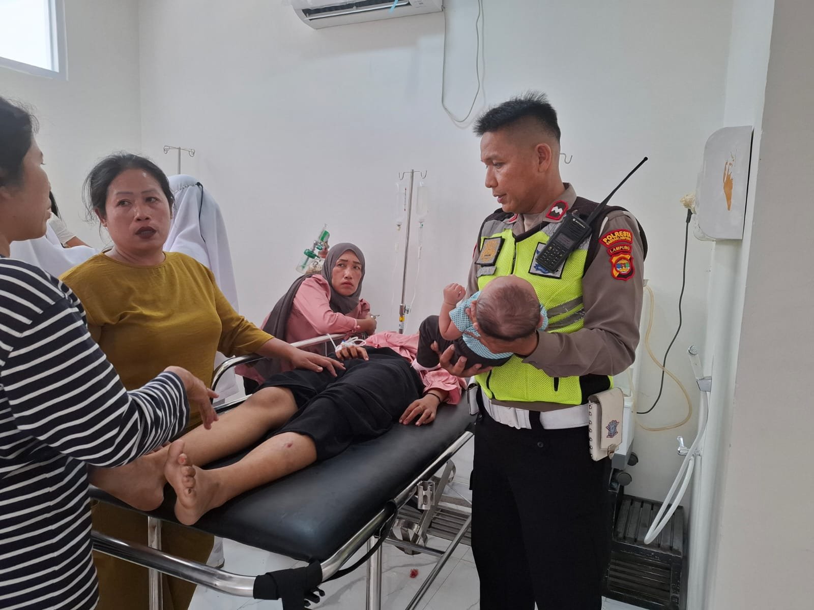 Berboncengan Tiga, Pengendara Sepeda Motor Tabrak Truk Sedang Antri BBM