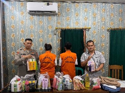 Dua Orang Emak-emak di Lampung Selatan Ini Nekat Gondol Barang Belanjaan di Minimarket