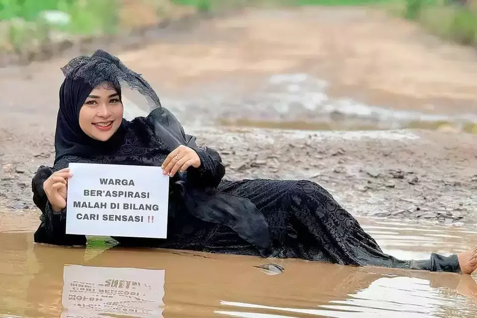 Tergerak dari Hati Nurani, Alasan Ummu Hani Berikan Kritik Jalan Rusak ke Pemkab Lamsel dengan Mandi Lumpur