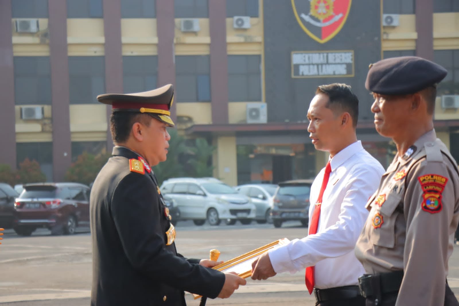 Kapolda Lampung Berikan Penghargaan ke Personel Berprestasi Tinggi dan Dedikasi