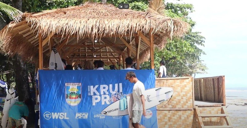 Ada 271 Peselancar dari Dalam dan Luar Negeri Daftar WSL Krui Pro 2024