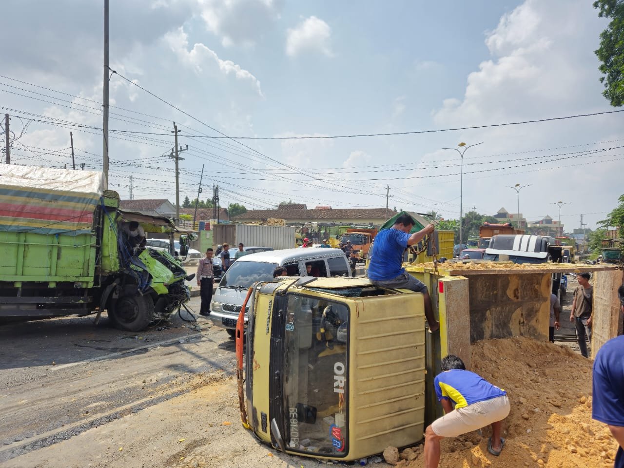 Tabrakan Beruntun di By Pass, Truk Fuso VS Pengangkut Tanah, Tidak Ada korban Jiwa