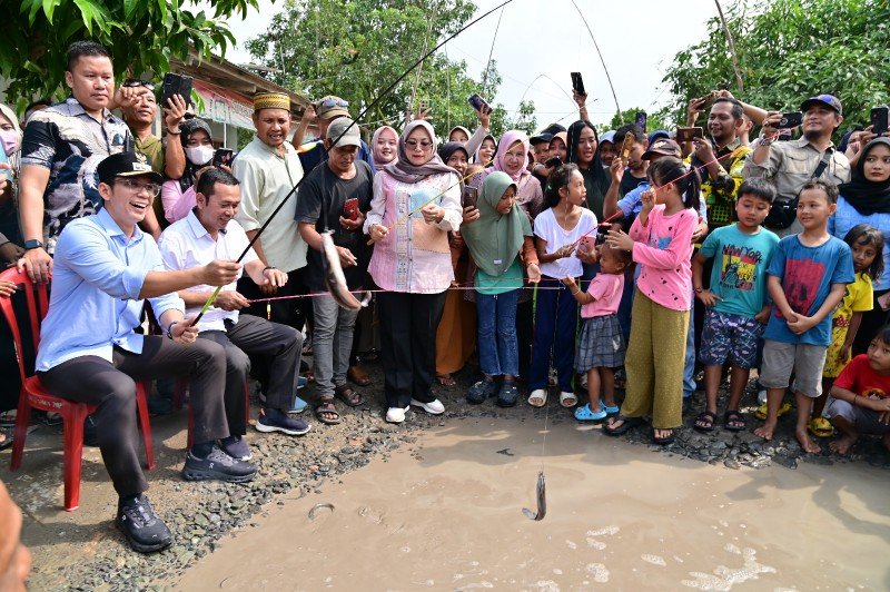 Tinjau Lokasi Jalan Rusak Yang Di Tabur Ikan Lele, Egi  Bersama Warga Asik Mancing Juga Bakar Ikan