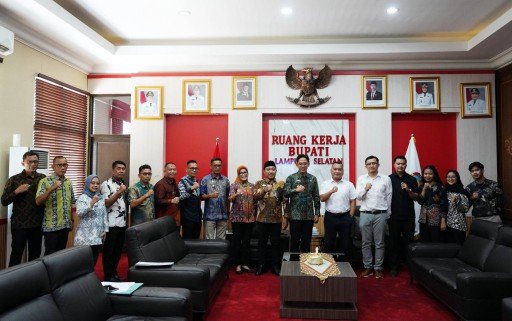 Bahas World Bank, Egi Sambut  Jajaran Praswad Nugraha Di Ruang Kerja  Bupati Lamsel