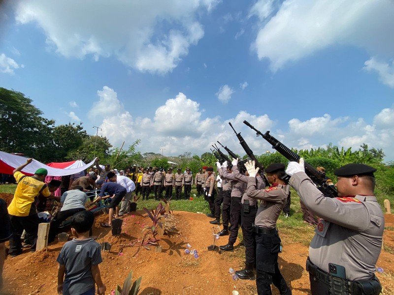 Kabag SDM Polres Lamteng Pimpin Pemakaman Personel
