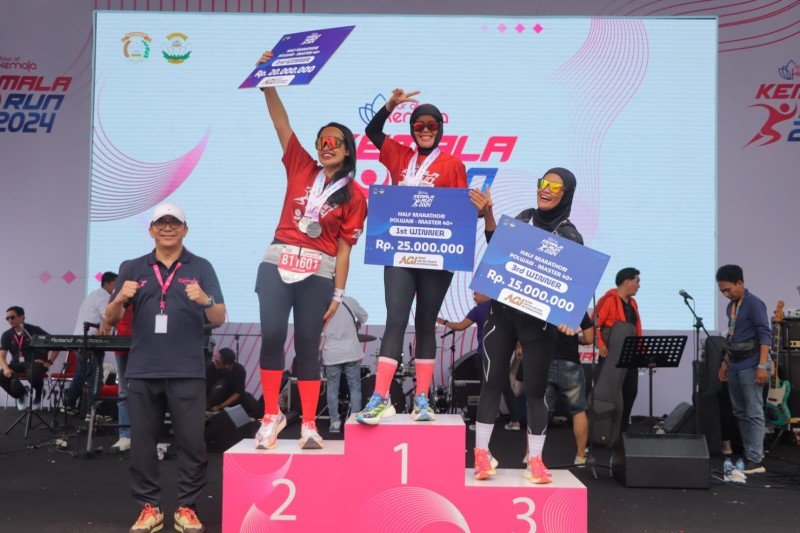 Polwan Polda Lampung Juara 1 Kategori Half Marathon 40+ Kemala Run 2024