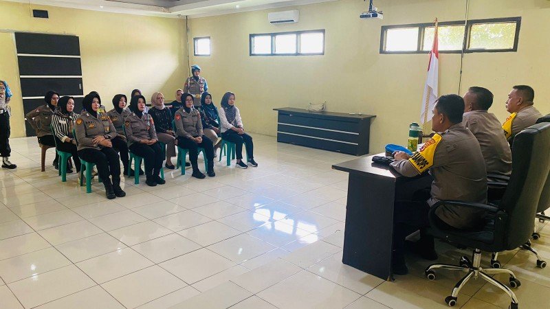 Gelar Gaktiplin, Sipropam Polres Way Kanan Cek Sikap Tampang dan Kelengkapan Data Diri Polwan