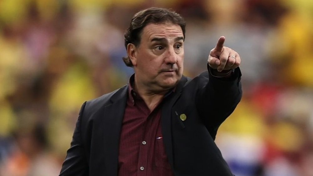 Final Copa America 2024 Argentina Vs Kolombia, Cari Hoki Pelatih Nestor Lorenzo Pakai Kemeja Merah