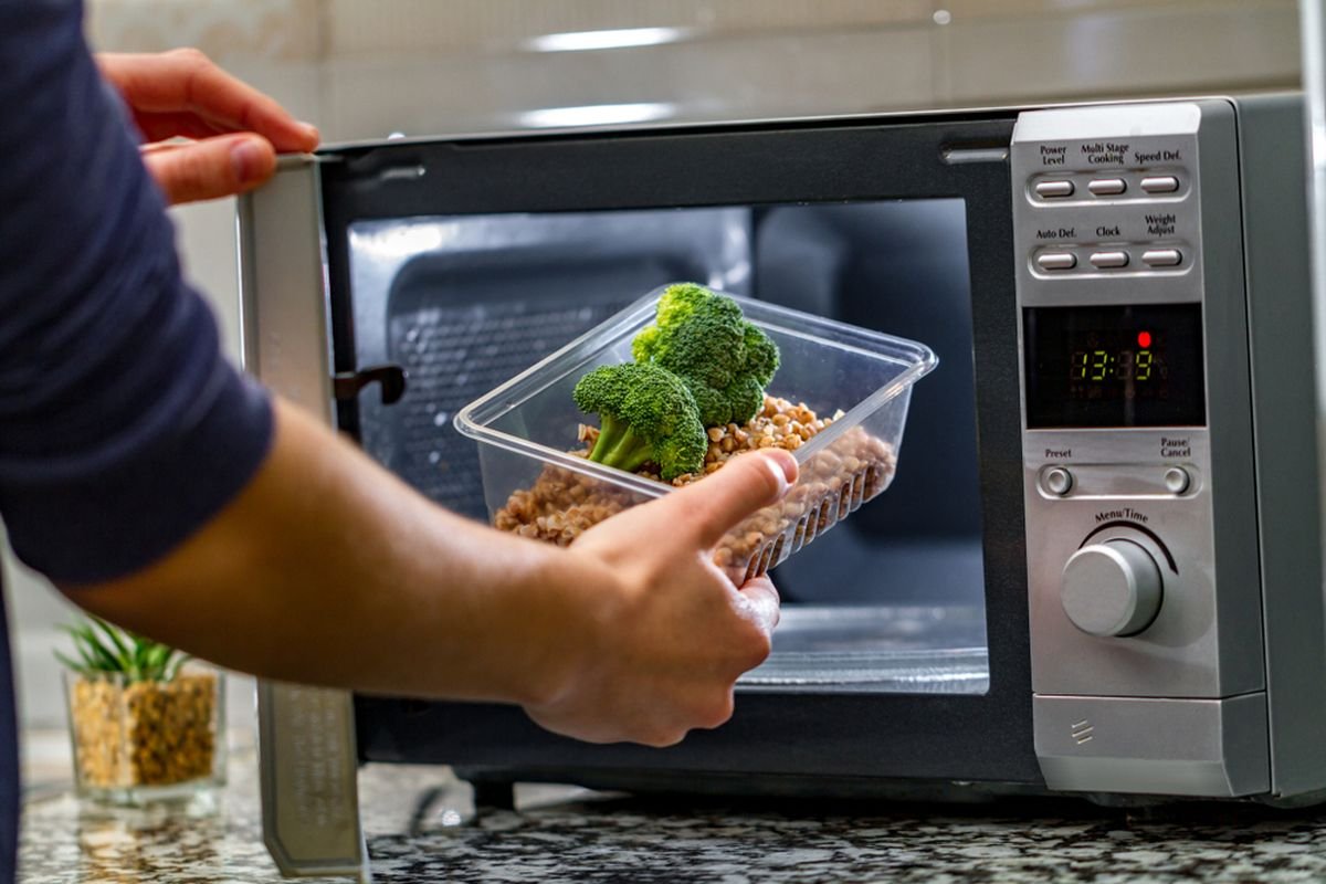 Ini Bahaya Panaskan Makanan di Microwave dengan Wadah Plastik