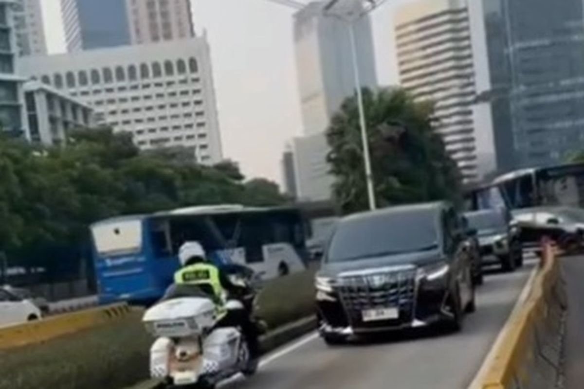 Mobil Dinas Menteri RI 24 Masuk Jalur Transjakarta Viral di Media Sosial Ternyata Milik Menag Yaqut