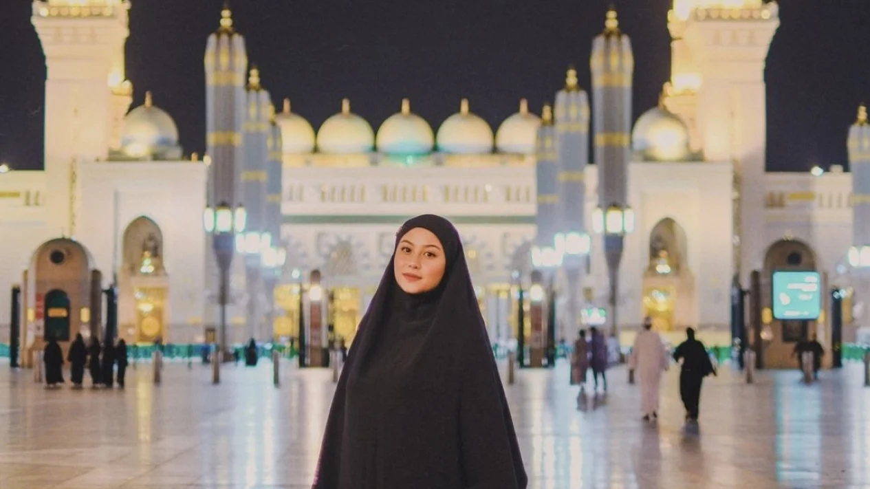 Selebgram Awkarin Ungkap Pengalaman Umroh ke Tanah Suci, Ulas Sejarah Masjid Nabawi