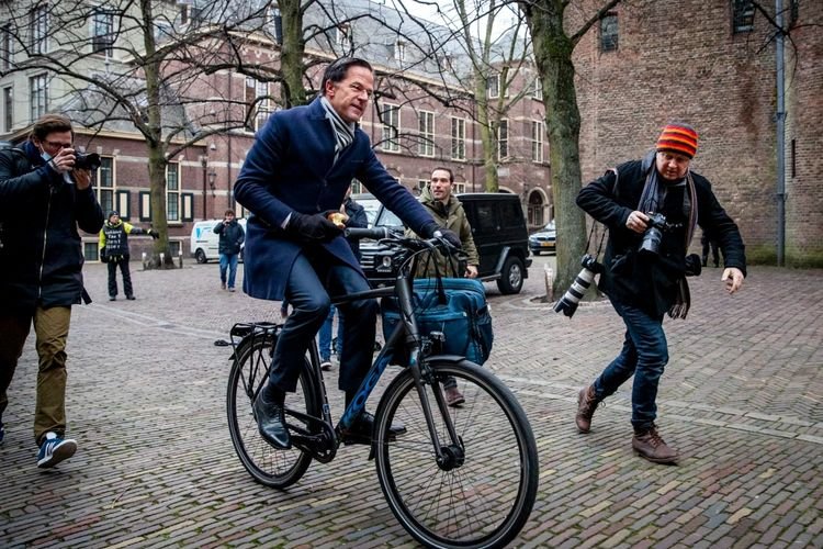 Mark Rutte Mundur dari PM Belanda, Tinggalkan Kantor Malah Naik Sepeda Tanpa Pengawalan