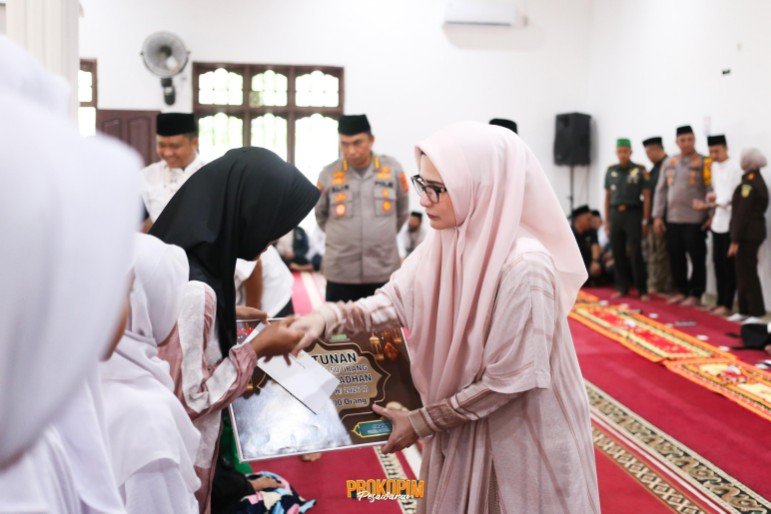 Pengajian Akbar Al-Hidayah Pesawaran Berbagi Bersama Anak Yatim dan Dhuafa di Bulan Suci