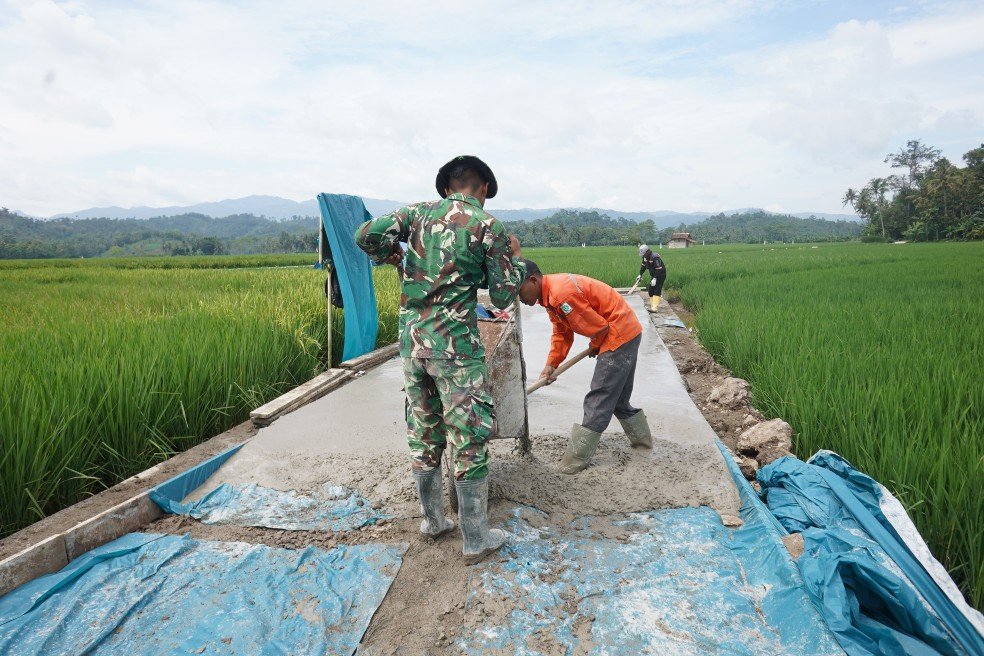 Progres Rabat Beton Capai 54 Persen :  Satgas Kodim 0421 Lampung Selatan Tancap Gas