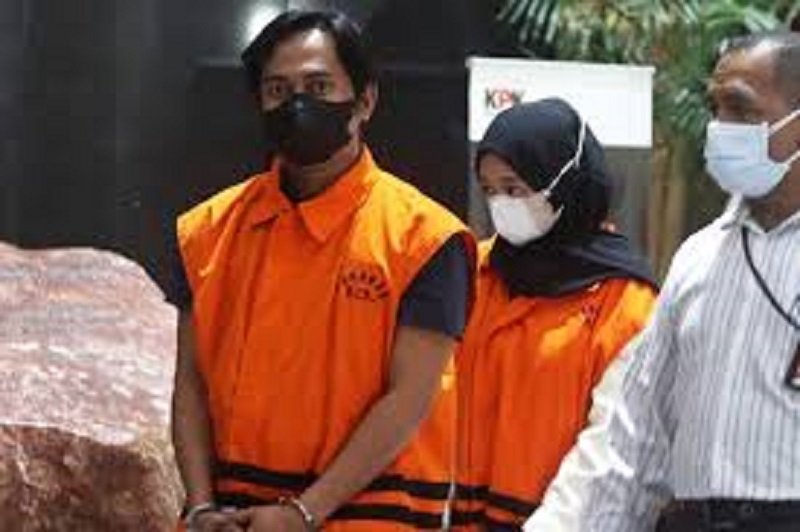 Eks Bupati PPU Tenteng Tiga Plastik HItam Berisi Uang Rp 3 Miliar ke Ruang Sidang
