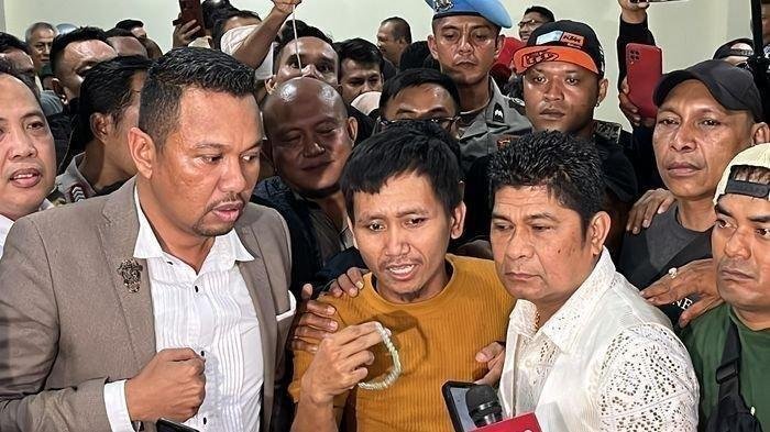 Keluar Penjara Pegi Setiawan Bak Artis Sampai Nyamar Pakai Jilbab dan Gamis Ibunya
