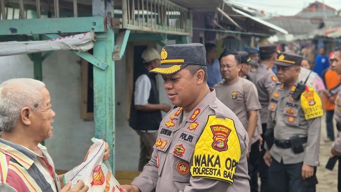 Polresta Bandar Lampung Salurkan Bansos Buat Nelayan dan Warga Pesisir di Lempasing