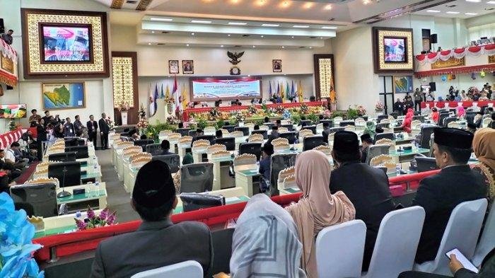 Sah 85 Anggota DPRD Lampung 2024-2029 Dilantik, Mingrum Serahkan Palu Sidang Kepada Ahmad Giri Akbar
