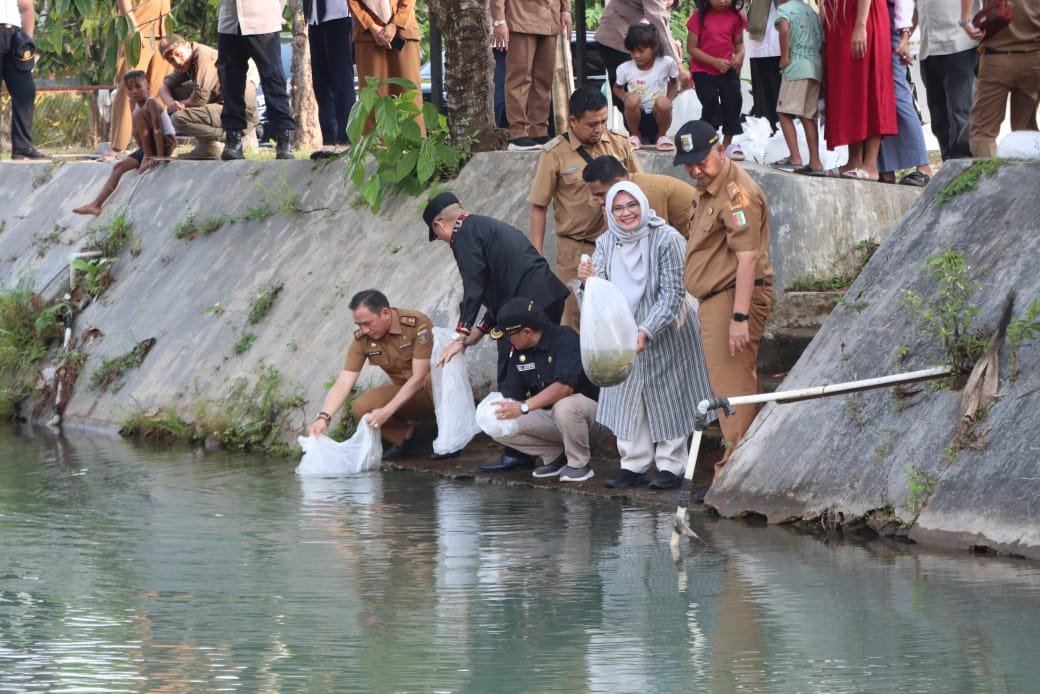Pemprov Lampung Tebar 80 Ribu Benih Ikan di Pesawaran