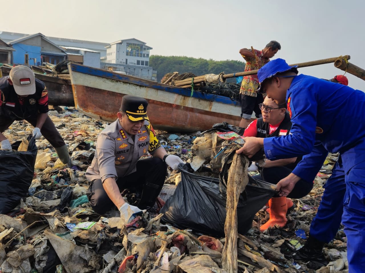 HUT ke-78 Bhayangkara, Polresta Bandarlampung Bersihkan Sampah di Pantai Sukaraja