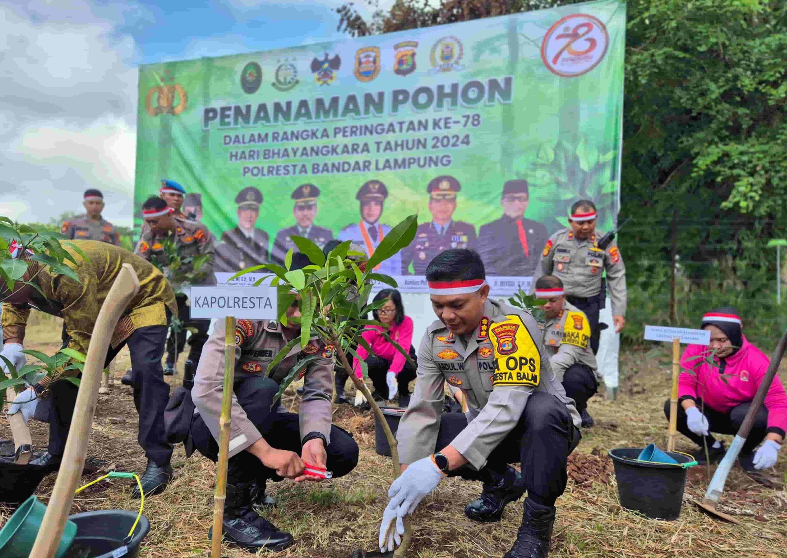 Hijaukan Bandarlampung, Polresta Bandarlampung Tanam Ratusan Bibit Pohon