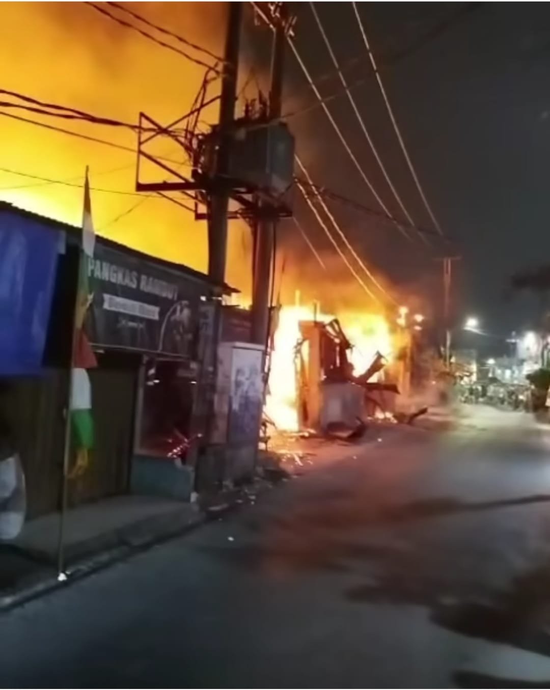 Pabrik Kardus di Jakbar Dilalap Si Jago Merah