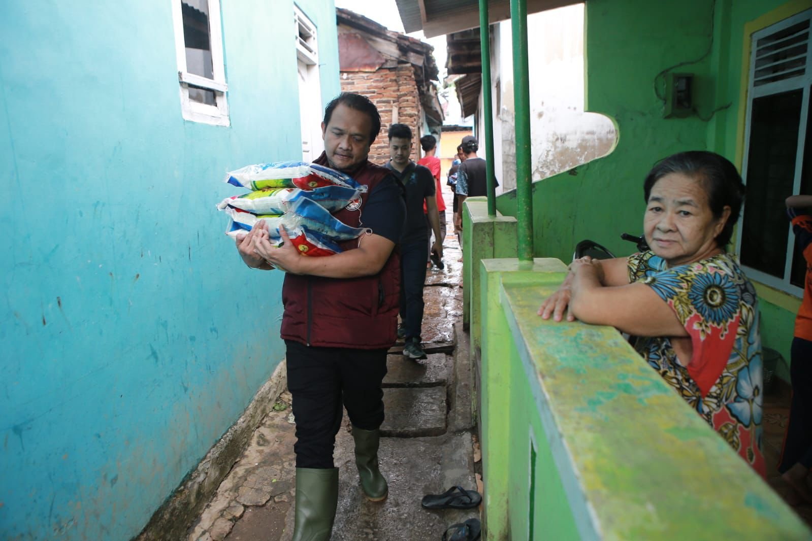 Peduli Korban Banjir Bandang, Dirresnarkoba Polda Lampung Bagikan 100 Paket Beras