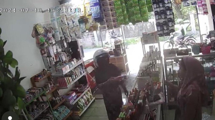 Ketahuan Belanja di Warung Pakai Uang Palsu, Seorang Penipu Berpura pura Bolak-Balikan Uang