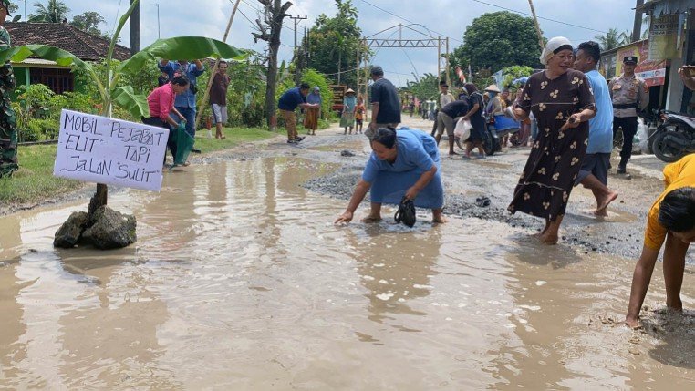 Warga Tabur Ikan Lele Di Ruas Jalan Yang Rusak, Egi : Itu Aspirasi Warga Yang Inovatif