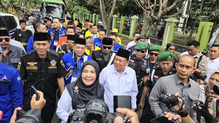 Diiringi Musik dan Tarian Lampung, Pasangan Eva Dwiana dan Dedy Amrullah Daftar ke KPU Bandar Lampung