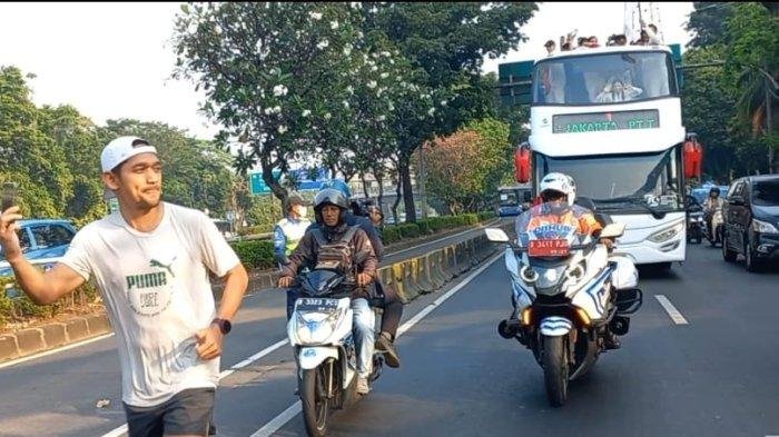 Presenter Ibnu Jamil Nekat Ngonten saat Arak-arakan Atlet Olimpiade Indonesia