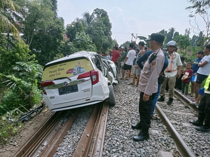 Tabrak Kereta Babaranjang di Perlintasan KA Haji Mena, Daihatsu Sigra Terseret Sampai 50 Meter