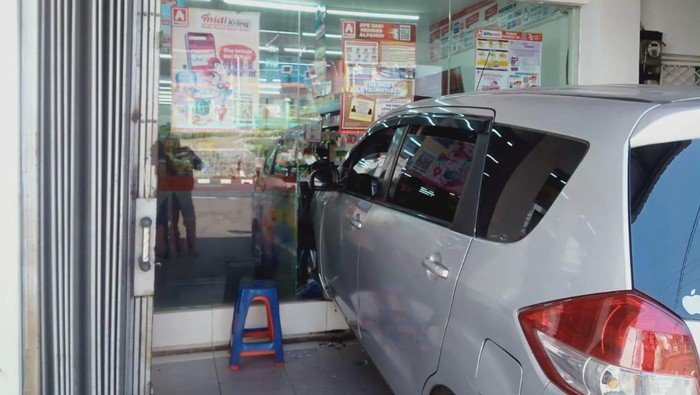 Mobil Suzuki Ertiga Seruduk Kaca Minimarket Sampai Porak-poranda, Kapolsek Sebut Pengemudi Lupa Ngerem