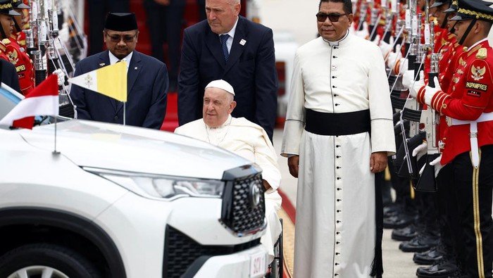 Tiba di Indonesia Paus Fransiskus Disambut Menteri Agama Yaqut Cholil Qoumas