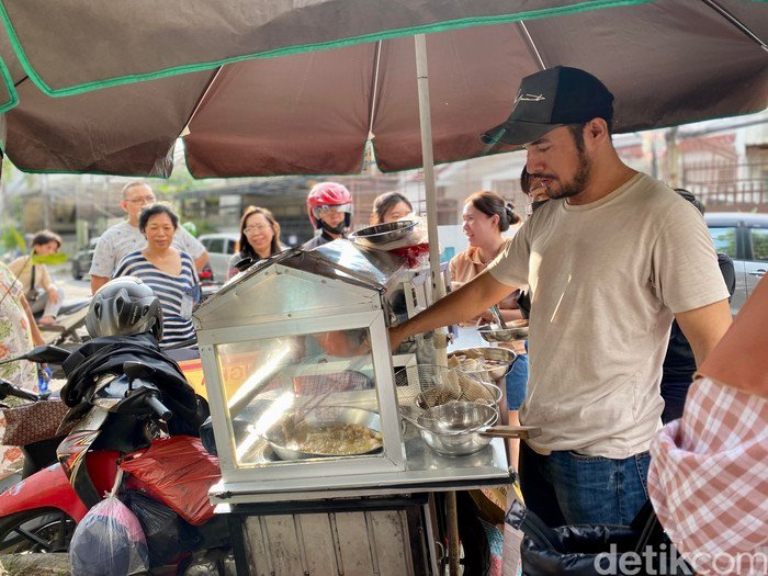 Viral Penjual Pempek Bangka Mirip David Beckham