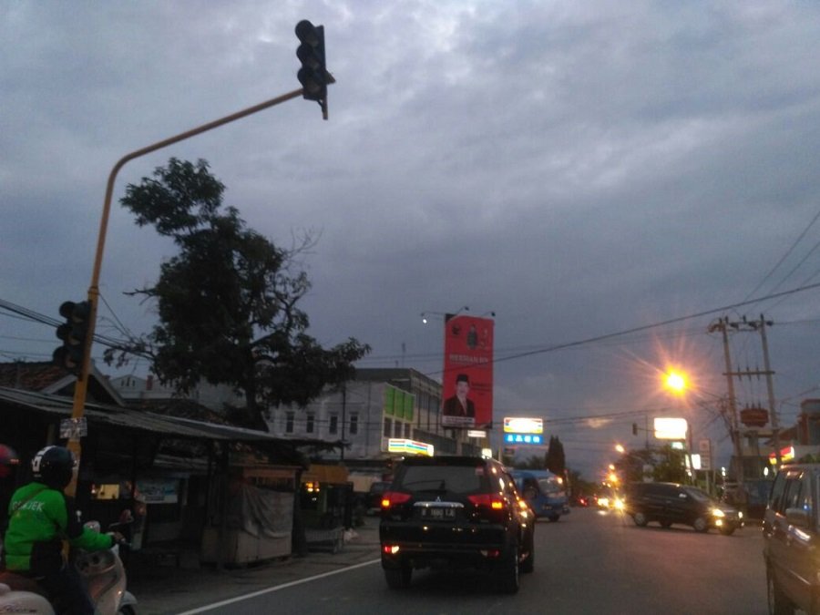 Ingin Jadi 'Pak Ogah' Seorang Remaja Nekat Matikan Mesin Traffic Light di Simpang Urip Sumoharjo-Way Halim