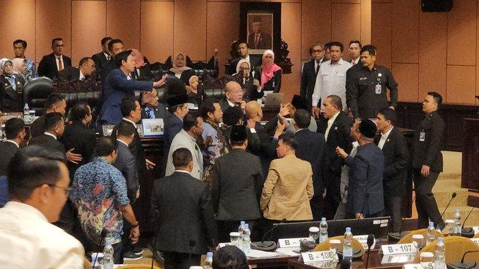 Sidang DPD RI Ricuh, Para Senator Datangi Meja Pimpinan Kerubungi Ketua DPD La Nyalla Mattaliti